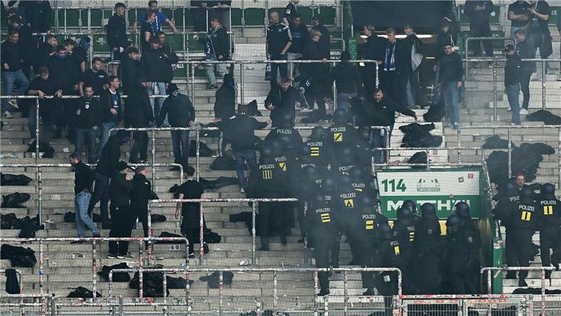 Die Polizei nach dem Nordderby in Bremen im Fanblock des Hamburger SV. 