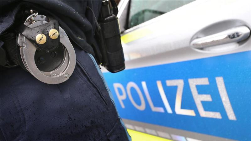 Die Polizei nahm einen Mann in Westerstede fest, der mehrere Beamte angegriffen hatte. (Symbolbild)