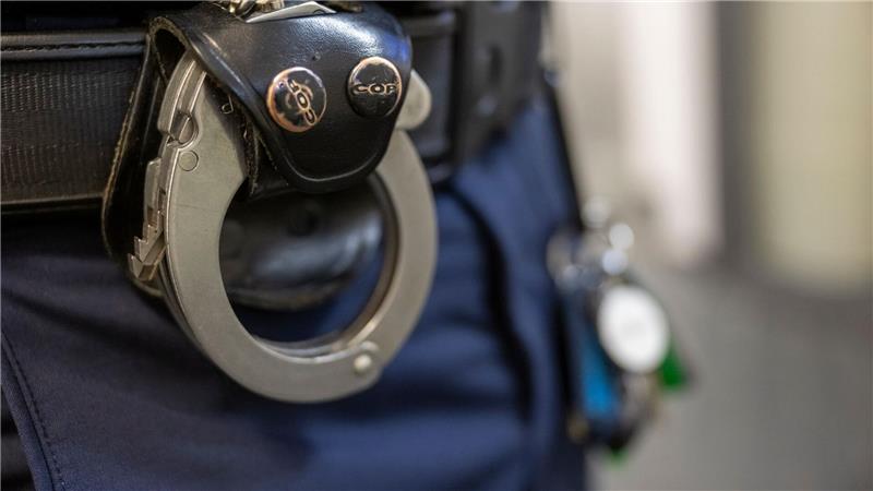Die Polizei nimmt einen Mann fest, der einen 31-Jährigen mit einem Messer lebensgefährlich verletzt haben soll. (Symbolbild)