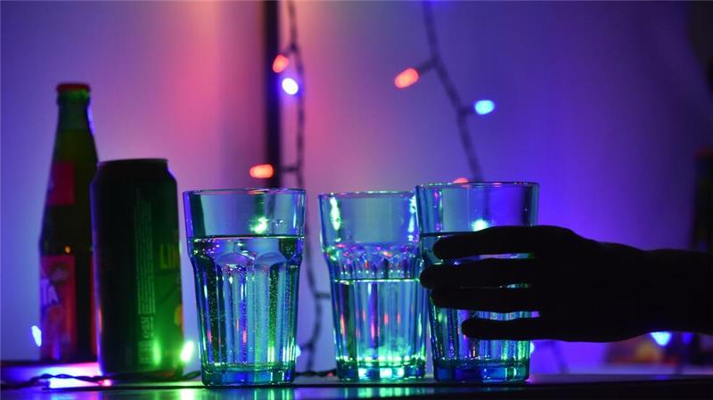 Expertin fordert mehr Aufklärung und Tests zu K.-o.-Tropfen Die Polizei rät: Getränke bei Partys nie unbeaufsichtigt lassen. (Symbolbild)