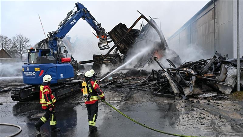 Die Polizei rechnet nach einem Brand in einer Möbelfabrik mit einem Millionenschaden.