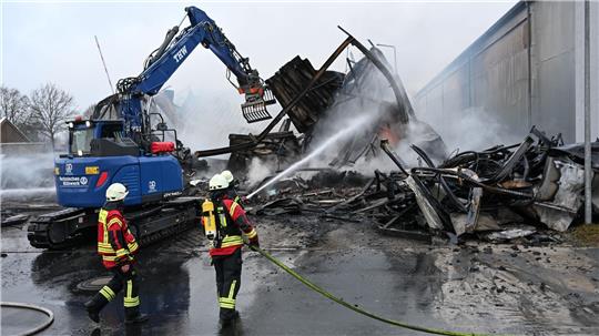 Die Polizei rechnet nach einem Brand in einer Möbelfabrik mit einem Millionenschaden.