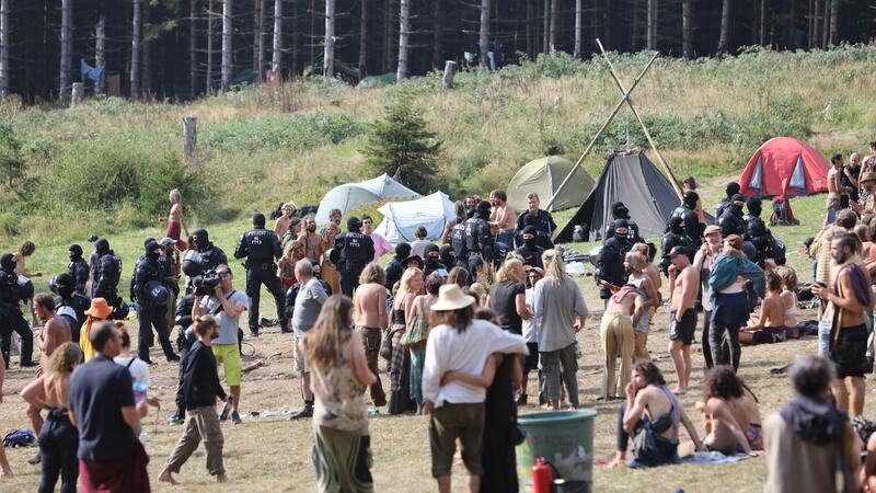 Die Polizei rückt am 18. August auf den Hauptplatz des „Rainbow Gatherings“ vor.
