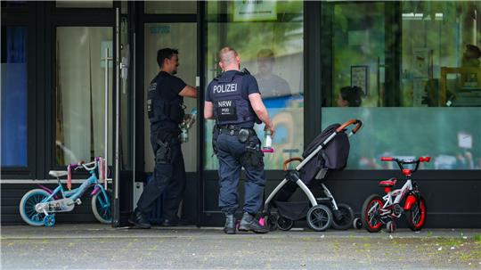 Die Polizei schoss an einem Kindergarten auf einen Mann mit einem Messer.