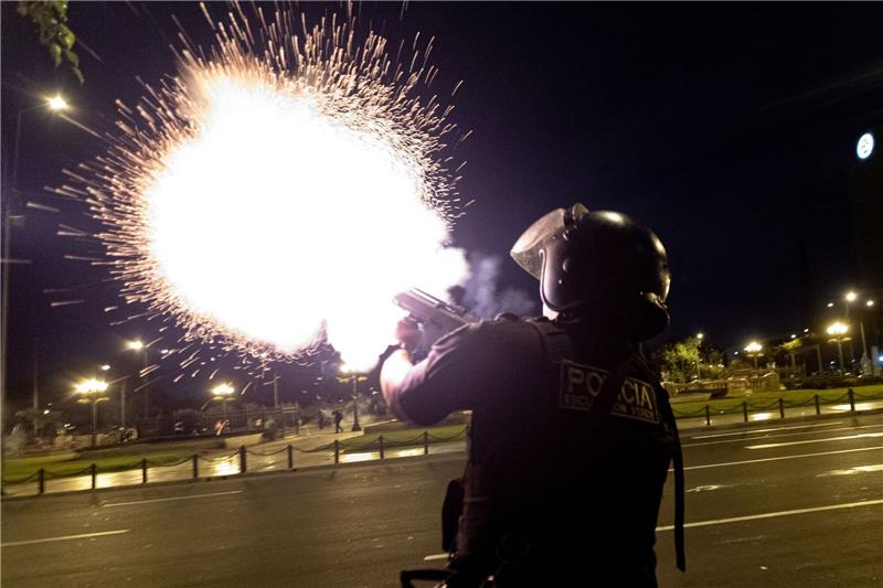 Proteste in Peru: 200 Festnahmen - Machu Picchu geschlossen Die Polizei setzt Tränengas während einer Demonstration ein.