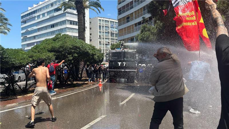 Die Polizei setzt Wasserwerfer gegen Demonstranten ein. 