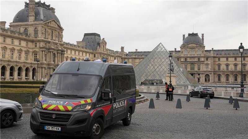 Sicherheitsdebatte: Wie war Einbruch in Louvre möglich? Die Polizei setzt alles daran, die Einbrecher zu fassen (Archivbild).