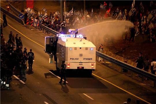 Die Polizei setzt einen Wasserwerfer ein, um Demonstranten zu zerstreuen, die in Tel Aviv demonstrieren.