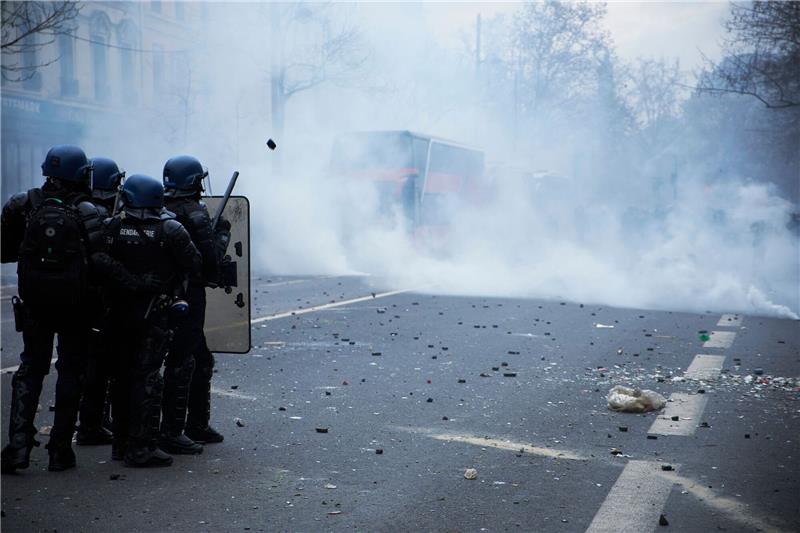 Paris: Proteste nach Angriff auf kurdisches Zentrum Die Polizei setzt in Paris Tränengas gegen Demonstranten ein.