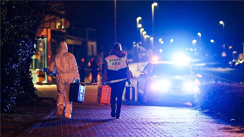 Die Polizei sichert Spuren an der Haltestelle. 