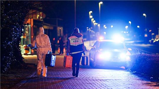 Die Polizei sichert Spuren an der Haltestelle. 