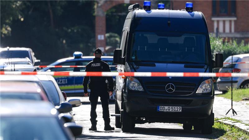 Die Polizei sichert Spuren in der Nähe des Tatortes in Leipzig.