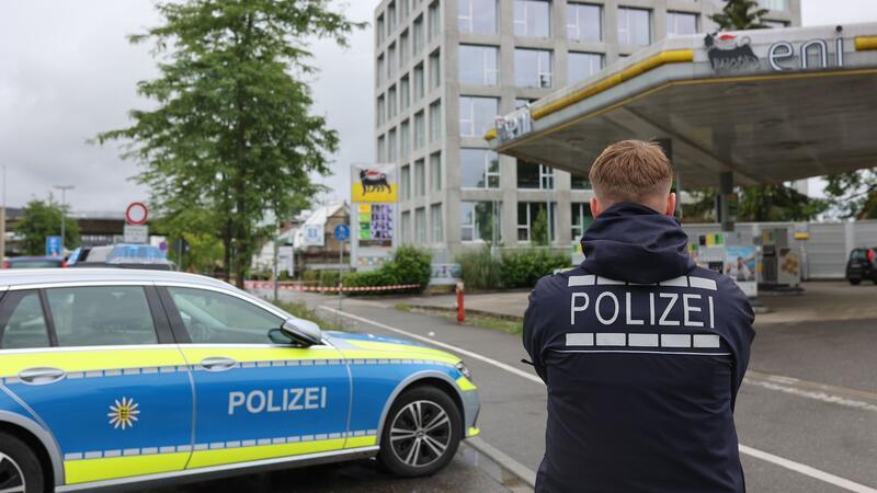 Die Polizei sichert Stunden später noch den Tatort.