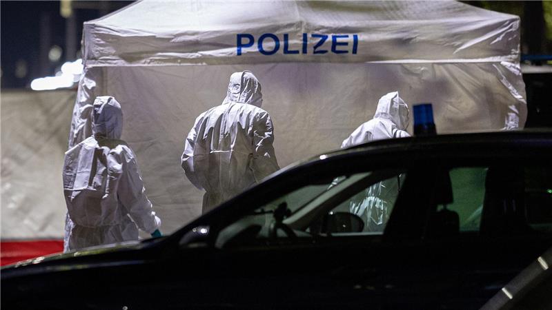 Die Polizei sichert am Tatort Spuren.