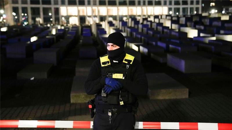Behörden gehen von antisemitischer Attacke in Berlin aus Die Polizei sichert den Tatort.