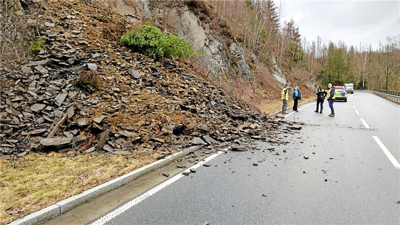 Erdrutsch bei Altenau – Laut Polizei aktuell keine Gefahr Die Polizei sichert die Gefahrenstelle. Foto: Polizei