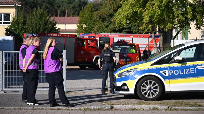 Die Polizei sichert nach einer Gewalttat die Schule in Gosen-Neu Zittau ab.