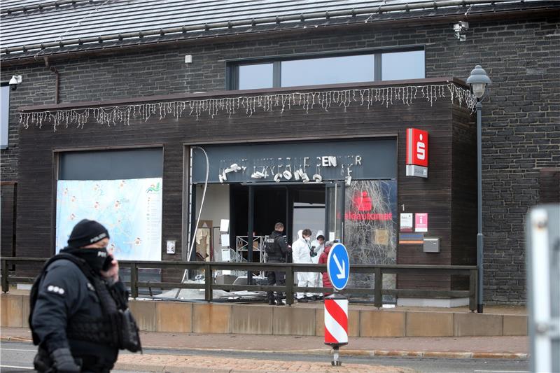 Die Polizei sichert und analysiert am 14. Januar der Tatort. Mitte des Jahres soll der Geldautomat in Torfhaus wieder zur Verfügung stehen. Foto: Neuendorf