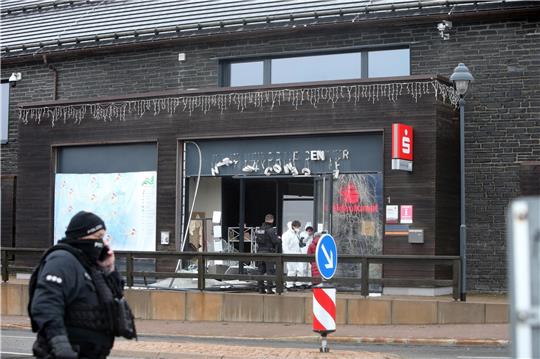 Die Polizei sichert und analysiert am 14. Januar der Tatort. Mitte des Jahres soll der Geldautomat in Torfhaus wieder zur Verfügung stehen. Foto: Neuendorf