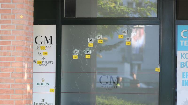 Schüsse auf Geschäft wohl ohne Verbindung zu Explosionsserie Die Polizei sicherte in der Nacht den Tatort im Kölner Stadtteil Niehl.