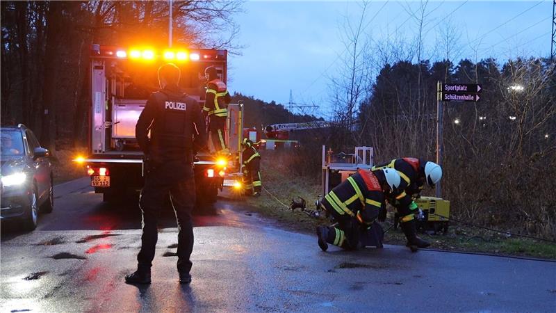 Bramsche: Opfer und Verdächtiger sollen sich gekannt haben Die Polizei sperrt den Tatort im niedersächsischen Bramsche weiträumig ab.