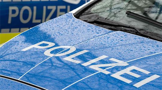 Die Polizei sperrt nach Schüssen einen Bereich in Offenburg ab. (Symbolbild)