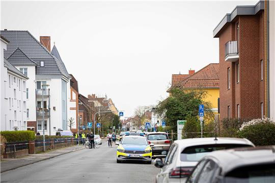 Die Polizei sperrt während des Einsatzes die Friedrichstraße in Nienburg.