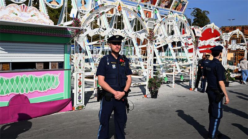 Die Polizei sperrte das Fahrgeschäft ab.