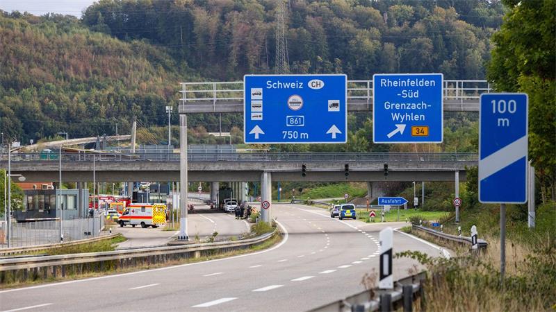 Sprengstoffverdacht blockiert Rheinfelden-Grenze stundenlang Die Polizei sperrte die Autobahn an der Grenze zur Schweiz.
