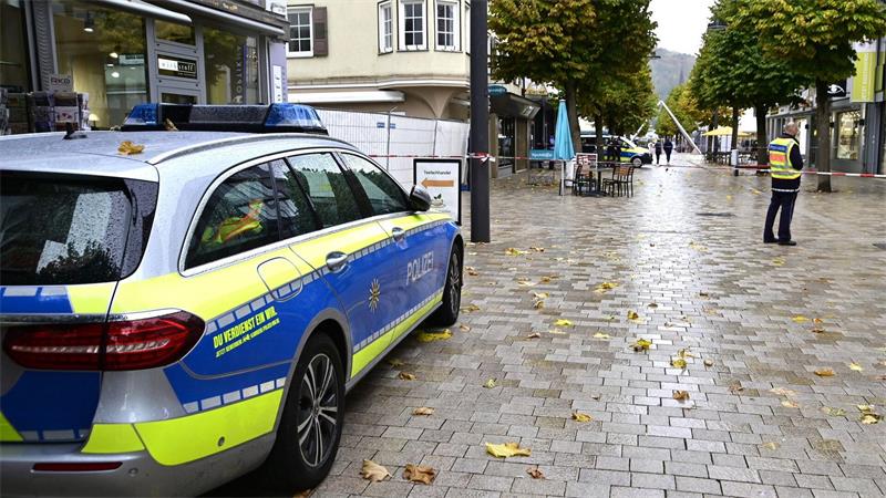 „Sind unter Schock“ - Polizei erschießt Mann in Tuttlingen Die Polizei sperrte die Straßen rund um den Tatort weiträumig ab.