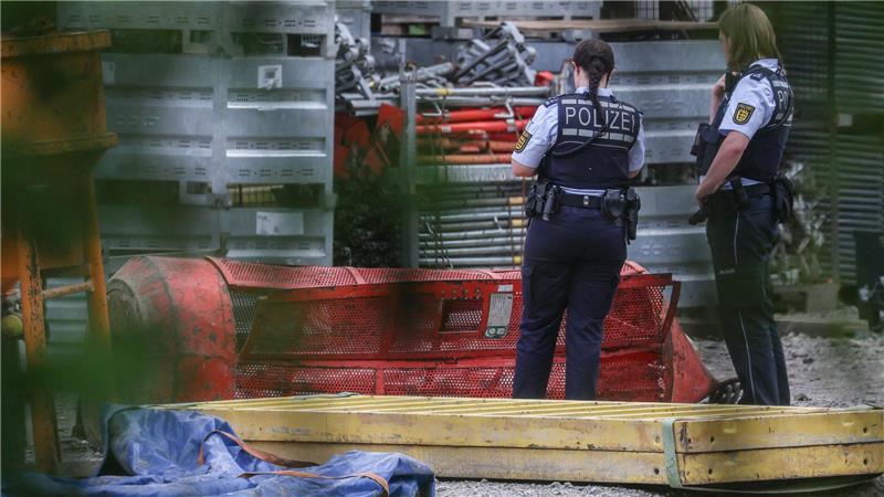 Drei Tote nach Gondelabsturz - Gedenken am Unglücksort Die Polizei spricht von einem komplexen Ermittlungsverfahren.