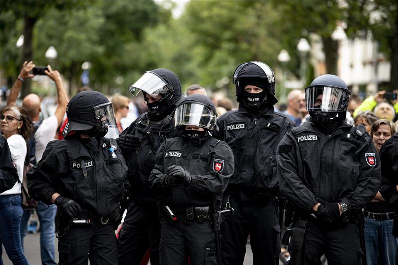 Kritik an der Corona-Politik wird immer größer Die Polizei steht auf einer Demo gegen die Corona-Maßnahmen trotz Demonstrationsverbot. Mehrere Demonstrationen in Berlin bleiben am Sonntag verboten, darunter eine Kundgebung der Stuttgarter «Querdenken»-Initiative. Foto:Fabian Sommer/dpa