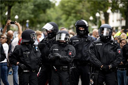 Die Polizei steht auf einer Demo gegen die Corona-Maßnahmen trotz Demonstrationsverbot. Mehrere Demonstrationen in Berlin bleiben am Sonntag verboten, darunter eine Kundgebung der Stuttgarter «Querdenken»-Initiative. Foto:Fabian Sommer/dpa