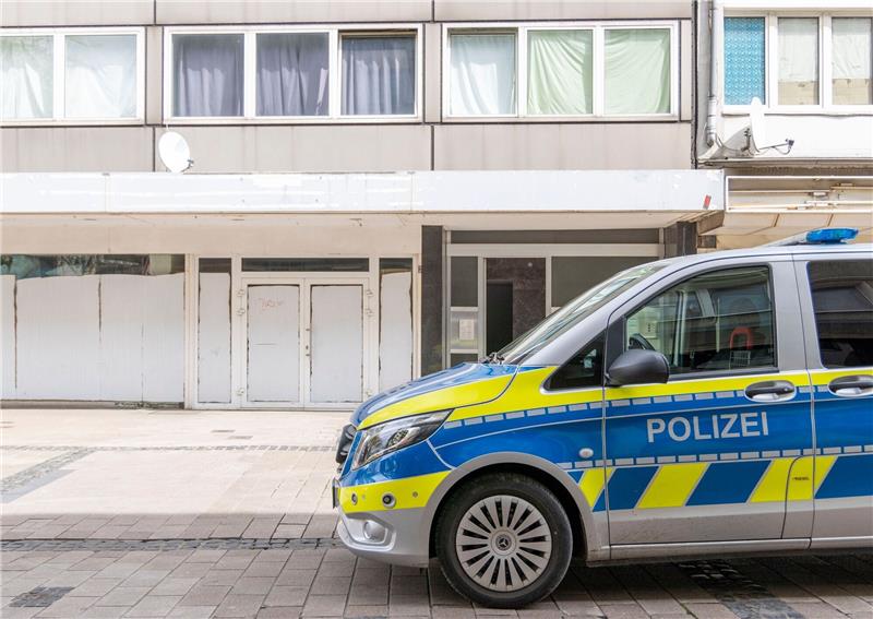 Fitnessstudio-Angreifer - Zwei Bluttaten in zehn Tagen? Die Polizei steht vor dem Wohnhaus des Tatverdächtigen in Duisburg.