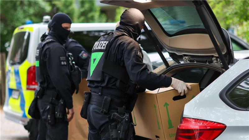 Razzien nach Angriff auf Polizei bei Feier von Großfamilie Die Polizei stellte Gegenstände sicher.