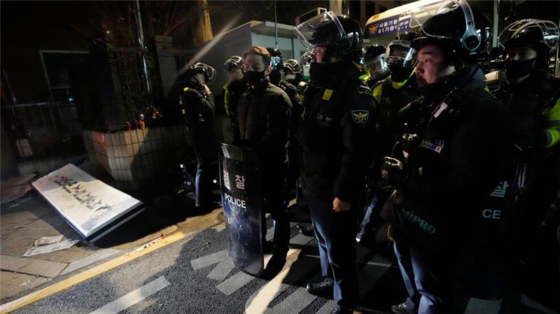 Südkoreas suspendierter Präsident Yoon muss in Haft bleiben Die Polizei stellte sich den Demonstranten vor dem Gerichtsgebäude in Seoul in den Weg.