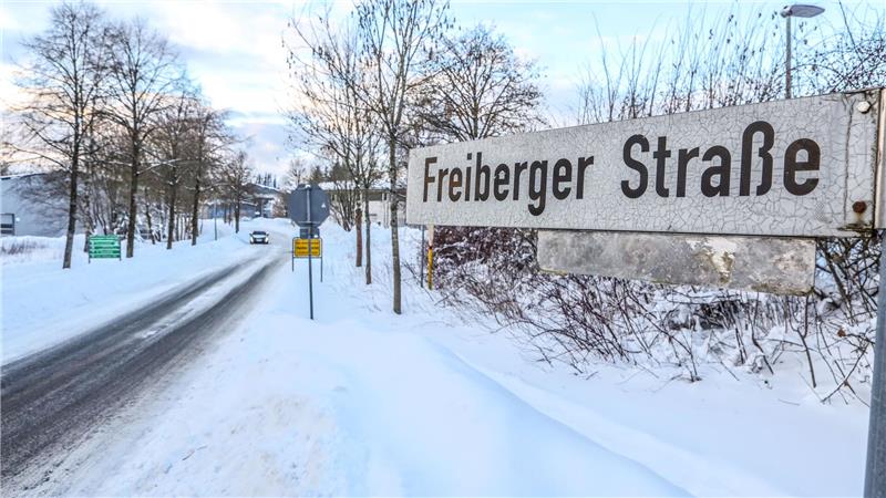 Das Bild zeigt die Freiberger Straße in Clausthal-Zellerfeld und das entsprechende Straßenschild.