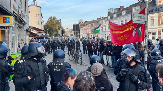 Die Polizei stoppte die Kundgebung, als eine Deutschlandflagge verbrannt wurde. 