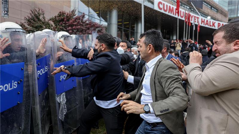 Die Polizei stürmte die Zentrale der Opposition in Ankara