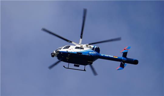 Die Polizei sucht bei Groß Döhren nach einem 19-Jährigen. Auch ein Hubschrauber ist im Einsatz. Symbolfoto: Bode
