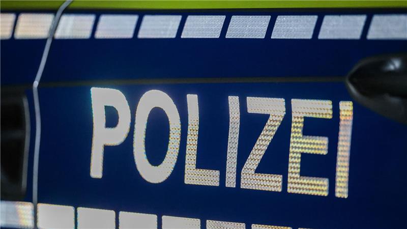 Die Polizei sucht den Eigentümer eines Minischweins, das sich in Bremervörde durch die Gärten wühlt. (Symbolbild)