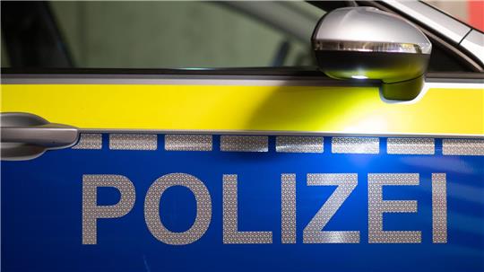 Die Polizei sucht einen Mann, der mit einer Schreckschusswaffe geschossen haben soll. (Symbolbild)