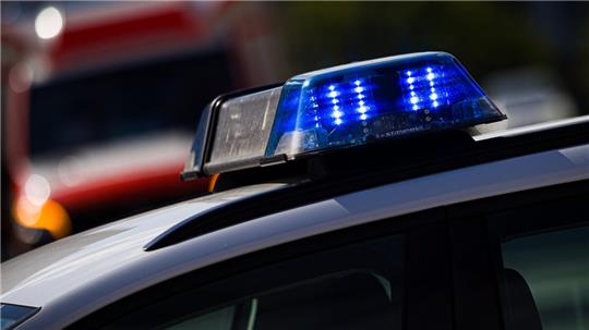 Ein Blaulicht auf dem Dach eines Polizeiautos.