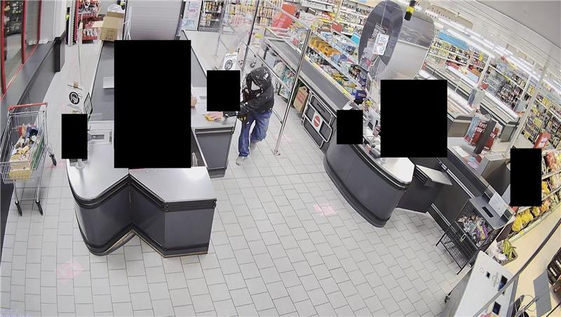 Nach Überfall auf Penny: Polizei sucht mit Fotos nach dem Täter Die Polizei sucht nach dem Überfall nach diesem Mann. Foto: Polizei