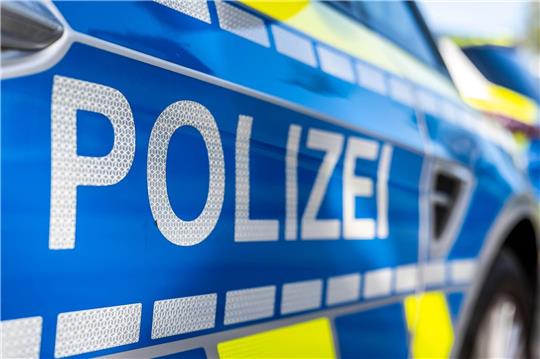 Die Polizei sucht nach einem Supermarkt-Räuber. Symbolfoto: David Inderlied/dpa
