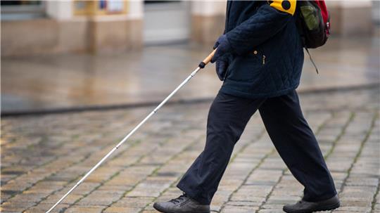 Die Polizei sucht nun nach den Tätern, die den Mann mit Sehbehinderungen bestohlen und beleidigt haben. (Symbolbild)