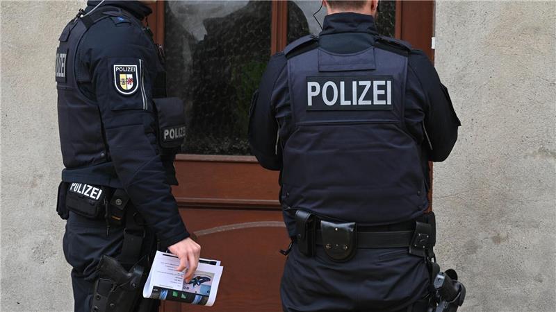 Die Polizei sucht weiter nach dem achtjährigen Fabian und befragt die Nachbarn und Anwohner.