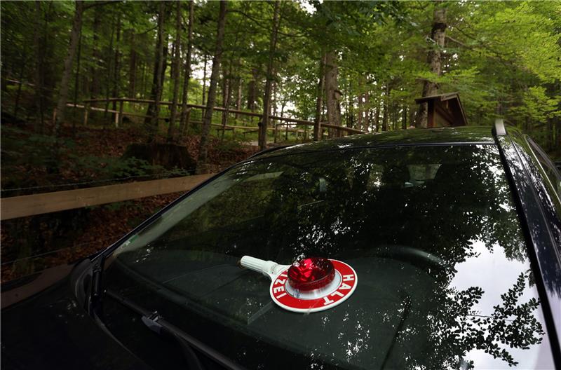 Die Polizei suchte im Wald nach den Insassen. Symbolbild: picture alliance/dpa | Karl-Josef Hildenbrand