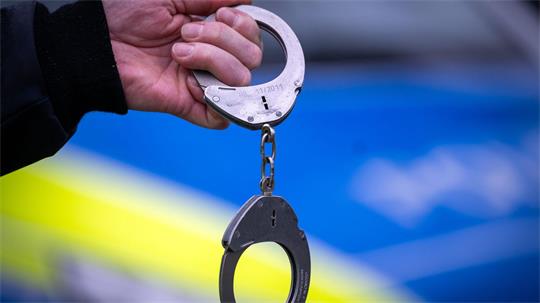 Die Polizei suchte nach einem schweren Übergriff in Haselünne mit zahlreichen Kräften nach den Verdächtigen. (Symbolbild)