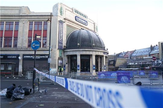 Die Polizei untersucht den Bereich vor der Brixton O2 Academy, wo es zu einem Gedränge kam.